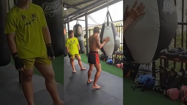 How to knee on a heavy bag ?? #muaythaiclass #muaythaitraining