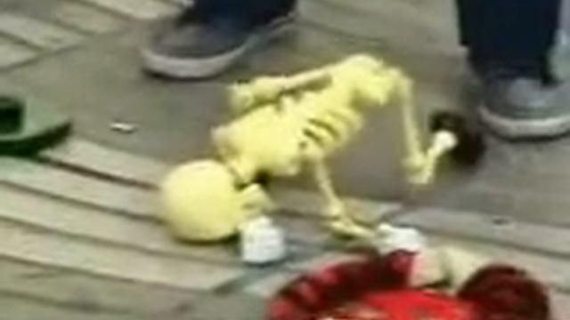 Шкілет на батарейках смотреть онлайн