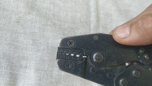 Обжимной инструмент для клемм.