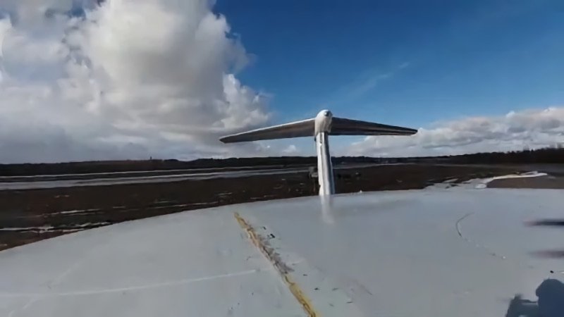 Полёт дрона в сторону самолёта А-50У ВКС РФ на аэродроме «Мачулищи»