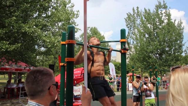 Максим Трухоновец. Установление нового рекорда Гиннесса! [Кубок Беларуси по STREET WORKOUT 2k16]. смотреть онлайн