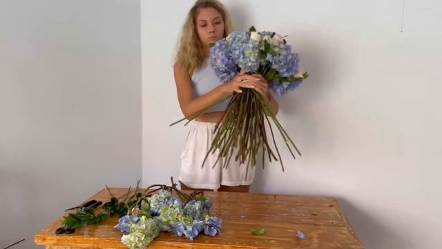 Уроки флористики для начинающих. Букет из гортензий и роз