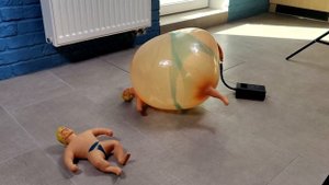 НИКОГДА НЕ НАКАЧИВАЙ Стретч Армстронга ДО МАКСИМАЛЬНОГО РАЗМЕРА!