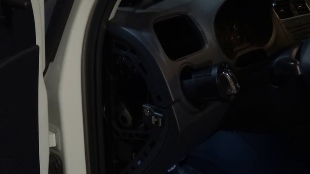 VW polo sedan / снятие левого воздуховода, переключателя света и боковой заглушки панели смотреть онлайн