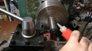Parting off on the lathe 16Б05П, 800 rpm.  16Б05П, отрезание стальной заготовки на токарном станке.
