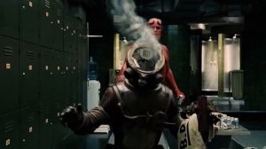 Хеллбой разбивает шлем Йохана.Хеллбой 2: Золотая Армия