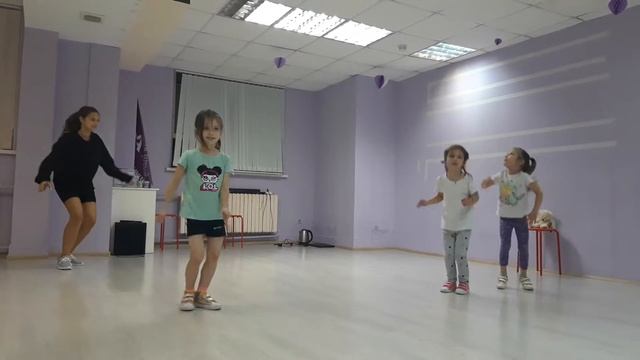 Студия танца Savage. Группа современного танца (4-6лет)Играем,релаксируем.