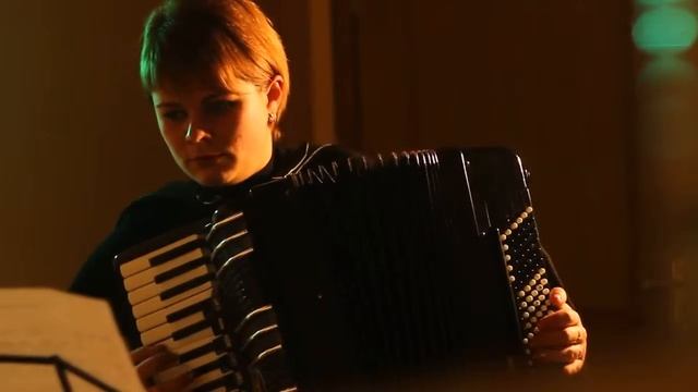 La Valse D' Amelie Iryna Yaremenko Красивая девушка красиво играет на аккордеоне смотреть онлайн