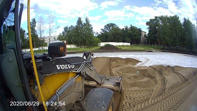 Строительство стадиона. Экскаватор погрузчик в работе. Планировка. смотреть онлайн