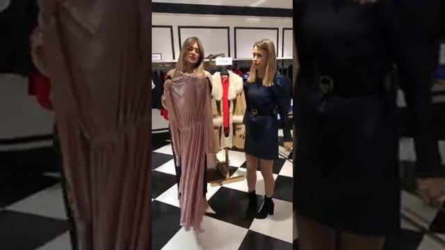 Илона Крил в Модной галерее Anteprima смотреть онлайн