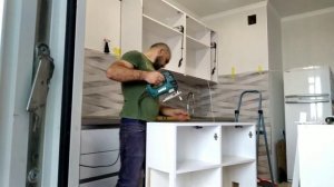 Монтаж верхних шкафов кухни...