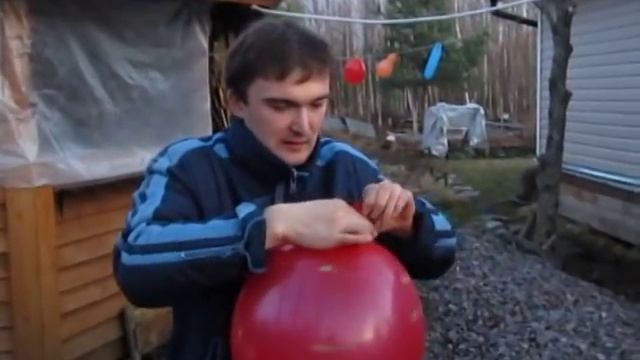 Сат надувает днерожденный шарик