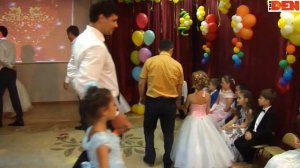 Танец пап и дочек на выпускном в детском саду.