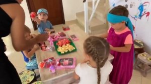 Что ПОДАРИЛА МИЛАНА в детском саду. Милана идёт в садик. ПОДАРКИ в детский сад