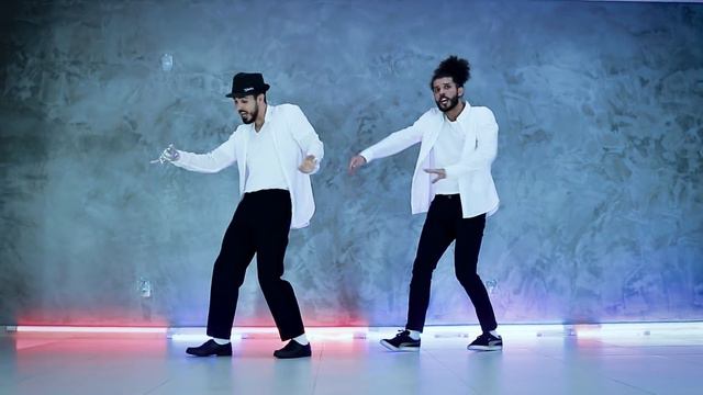 Dancing to Michael Jackson's famous Screams/Grunts - by Ricardo Walker and Alexandre Mayrink(Lelê)