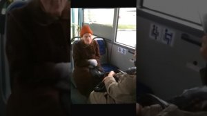 Прикольная бабка веселит всех в автобусе 203