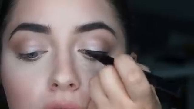 Easy Winged Eyeliner Tutorial for Beginners смотреть онлайн
