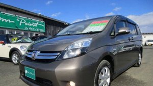 Недорогой 7-местный семейный минивэн Toyota Isis, цены на авто 2010-2017 гг., японский минивэн.