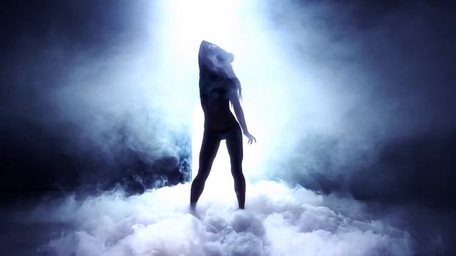 Красиво танцующая девушка