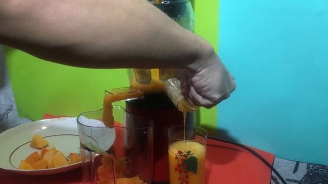 Давим Сок из Хурмы. Соковыжималка эксперемент начался.mp4 смотреть онлайн