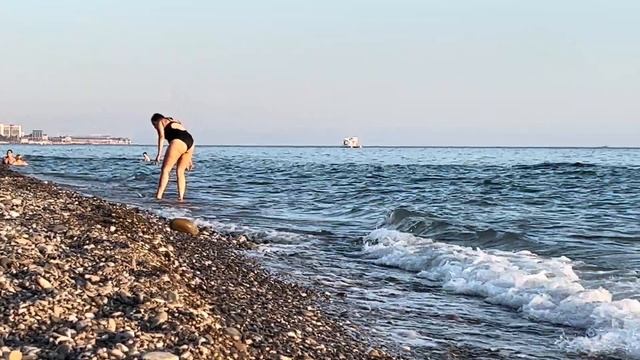 МАЛОЛЮДНЫЙ ПЛЯЖ ХОСТА МАРИНА в СОЧИ 4 июля 2023 звук прибоя черного моря