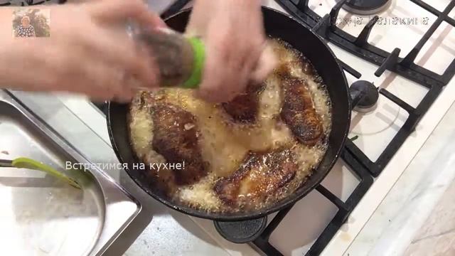 Свиные стейки с чесночком, приправами и сливочным маслом.