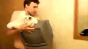 Нас топят, держи банан, бери телевизор, спасай мишку, бросай меня и лезь в шкаф