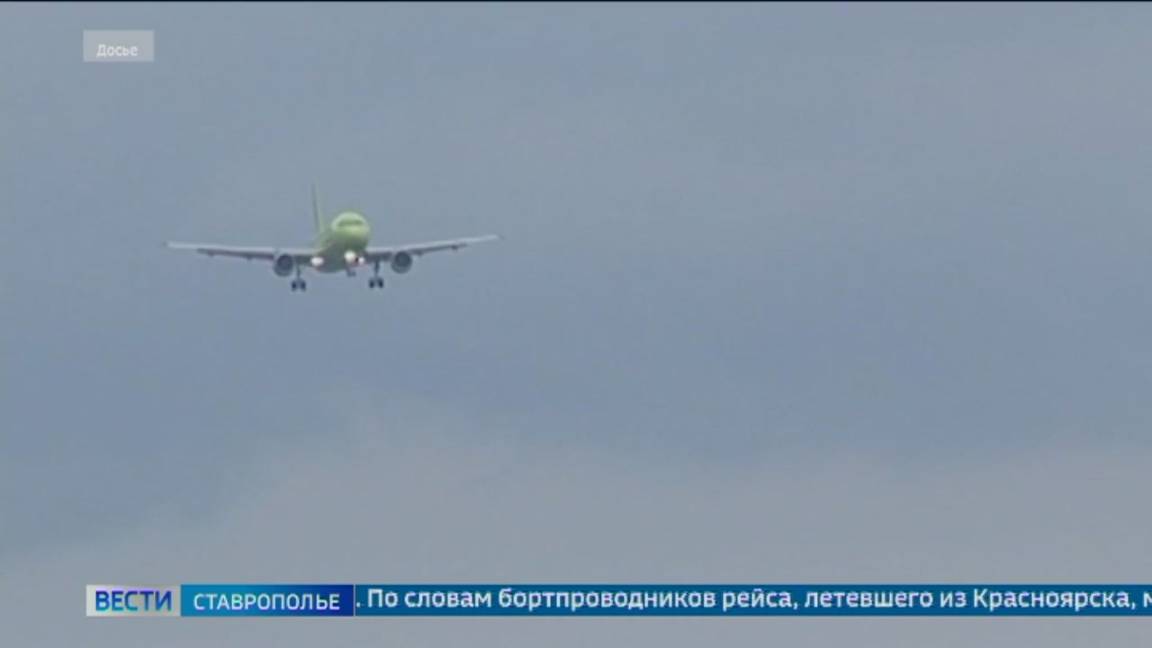 Пассажир пытался выпрыгнуть из самолета, направлявшегося в Минводы