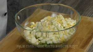 САЛАТ С ЯЙЦОМ, ОГУРЦАМИ И ЗЕЛЁНЫМ ЛУКОМ
