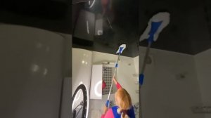Как почистить чёрный, натяжной потолок от водного камня, пара и жира