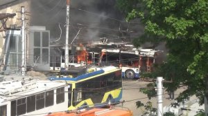 Тролейбус горит