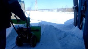 Чистка снега снегоуборщиком в Сибири.(2)
