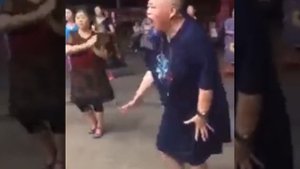 Китайская бабушка зажигает