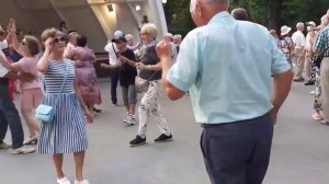 ЛЮБИ МЕНЯ ТАК, ЧТОБЫ СЕРДЦЕ ЗАБИЛОСЬ! ТАНЦЫ В ПАРКЕ ГОРЬКОГО ХАРЬКОВ СЧАСТЛИВЫЕ ДНИ.mp4