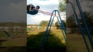 Вот как качаются на качелях настоящие пацаны