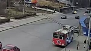 Мальчишку чуть машина не сбила!