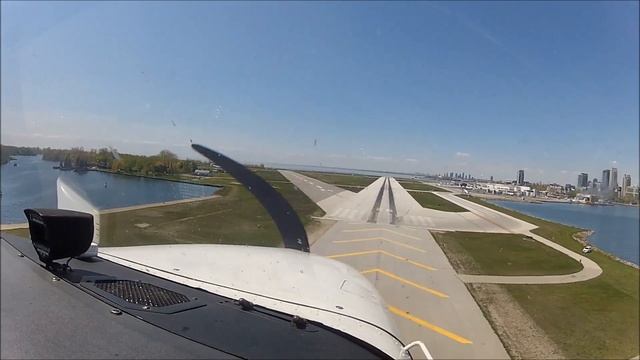 Landing at Billy Bishop Toronto City Airport. смотреть онлайн