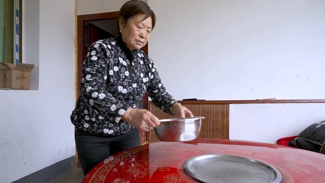 【超小厨】家里出啥事？紧急回家，家常菜咸菜腊肉土豆丝，饭都要多吃2碗
