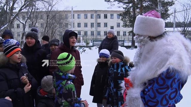 Воспитанников «Центра помощи детям, оставшимся без попечения родителей» навестил Дед Мороз смотреть онлайн