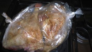 Запекаем мясо гуся в рукаве.