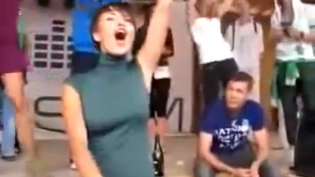 Девушка красиво танцует