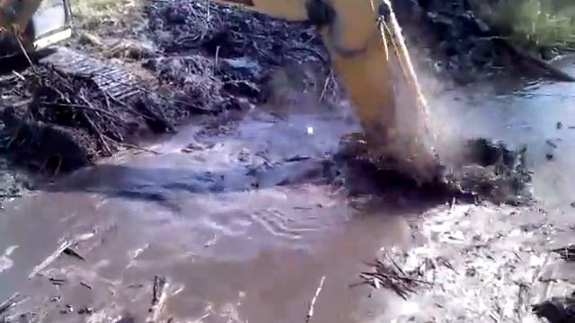 Экскаватор разрабатывает затопленную траншею глубиной 4м смотреть онлайн