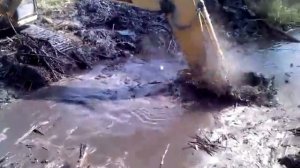 Экскаватор разрабатывает затопленную траншею глубиной 4м