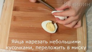 Салат с куриной грудкой, кукурузой и сухариками