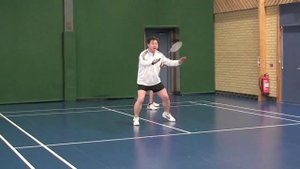 Положение переднего игрока в парной игре в бадминтоне