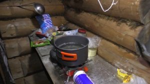 Ночёвка в избе, жарим щуку, зимняя рыбалка 2022. Отметил днюху в тайге!