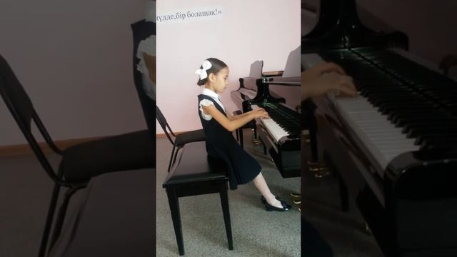 Девочка 7 лет классно играет! Жанысбекова Адема. смотреть онлайн