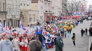 Плакаты с бодрыми призывами, флаги, транспаранты, - так первомай отметили в столице Приморья