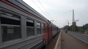 ЭД2Т-0039 рейсом Александров-1 - Ярославский вокзал прибывает на станцию Арсаки.