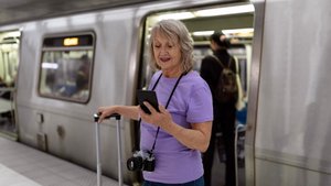 Пожилые югорчане могут подать заявление на компенсацию проезда через Госуслуги